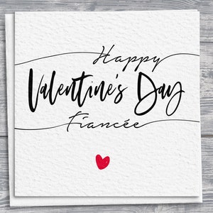 Tarjeta cuadrada con texto "Feliz día de San Valentín, prometida", escrita a mano y con detalle de corazón rojo