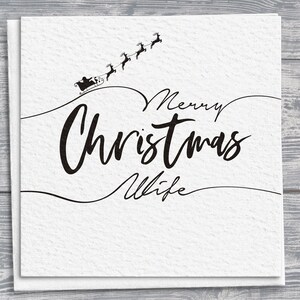 Cartão de Natal quadrado personalizado desenhado à mão com script, cartão de Natal da esposa, trenó do Papai Noel e detalhes de rena
