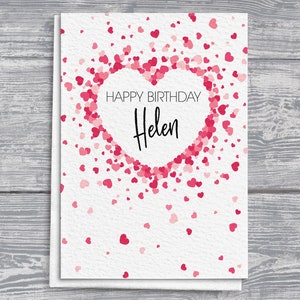 Cartão Heart Cluster "Feliz Aniversário Nome Personalizado", Escrita Desenhada à Mão, Tamanho A5, Confete de Coração Rosa e Vermelho, Cartão de Saudações
