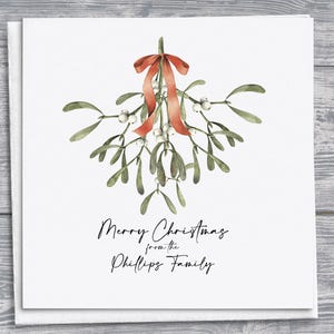 Cartão de Natal personalizado feito à mão com visco aquarela pendurado em um laço vermelho, Cartão de Natal personalizado, Cartão de felicitações festivo de Natal