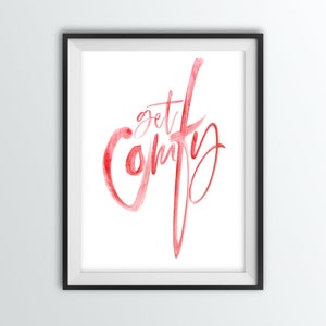 Czerwona ścienna grafika do salonu „Get Comfy” w stylu akwareli, idealna do salonu, łazienki lub sypialni