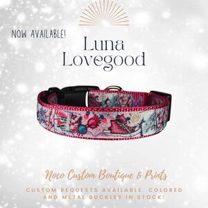Peut inclure: Un collier pour chien orné d'un motif floral et de chaussures colorées. Le collier est doté d'une boucle en plastique noir et d'un anneau métallique. Le texte "Luna Lovegood" est au-dessus du collier. Le texte "NOW AVAILABLE!" est au-dessus.