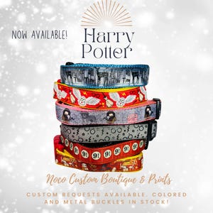 Può includere: Un mucchio di collari per cani colorati con stampe a tema Harry Potter. I collari presentano vari design, tra cui un cervo, un gufo, un mago e il numero 9 3/4. Il testo "Noco Custom Boutique & Prints" è visibile sotto i collari. Il testo "CUSTOM REQUESTS AVAILABLE. COLORED AND METAL BUCKLES IN STOCK!" è anche visibile.