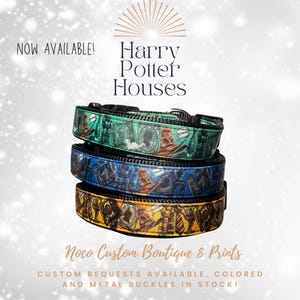 Puede incluir: Tres collares para perros apilados uno encima del otro. El collar superior es verde, el del medio es azul y el inferior es amarillo. Cada collar tiene un patrón repetido con imágenes y texto relacionados con Harry Potter. El texto "Harry Potter Houses" es visible.