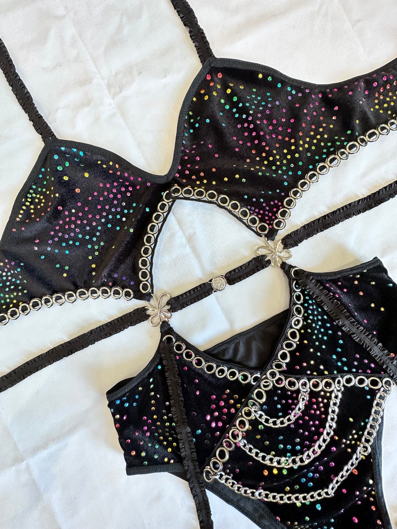 K&ouml;nnte beinhalten: Schwarzes Samt-Dessous-Set mit Regenbogen-Strassteinen und silbernen Kettenakzenten.