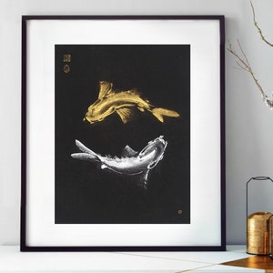 Pesce Koi in oro e argento in cerchio — dipinto sumi-e originale su carta di riso giapponese nera
