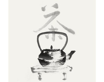Op de afbeelding: Zwart-witte inkttekening van een theepot op een standaard met het Chinese karakter voor "thee" erboven.