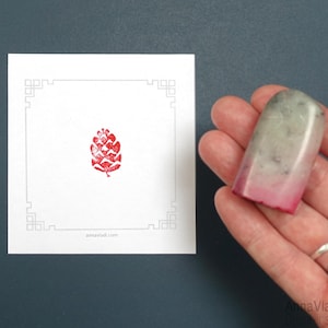 Dennenappel — handgesneden in steen, Chinees/Japans rood zegel bekend als Inkan of Hanko, feng shui-kunst, kalligrafie-hakstempel