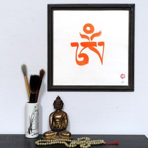 Om tibetano — calligrafia originale scritta a mano in inchiostro vermiglio arancione su carta di riso, arte della meditazione, pittura feng shui, arte buddista