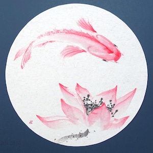 Lotus and Koi Fish — dipinto originale rotondo, senza cornice. Arte sumi-e orientale su carta di riso giapponese fatta a mano, decorazione da parete per qualsiasi interno