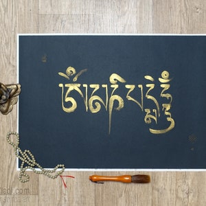 Om Mani Padme Hum — Grande calligrafia tibetana originale a pennello con inchiostro dorato su carta di riso nera, decorazione murale con mantra buddista