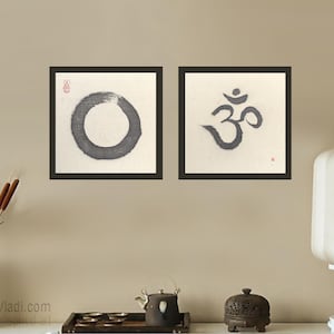 Enso Zen Circle e Om Character: set di 2 opere d'arte originali di calligrafia orientale, inchiostro nero su carta di riso grezza, arte da parete per meditazione Yoga