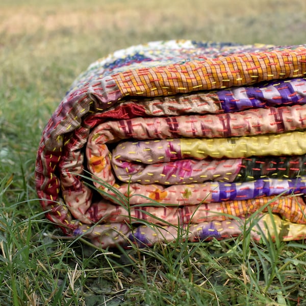 Indische Patola Seide Kantha Quilt, Kantha Decke, Sari Decke, Überwurf, Queen-Size Decke, Tagesdecke, Bettwäsche, rustikal, Boho