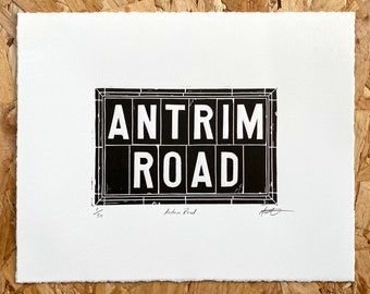 Panneau de rue de Belfast Lino Print Antrim Road | Impression linogravure irlandaise | Irlande du Nord | Art des Neuf Glens