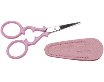 Könnte beinhalten: Rosa Sticknadeln mit einem dekorativen Griff und einer Ledertasche. Die Schere hat eine silberne Klinge mit dem Wort "PAKISTAN" darauf.