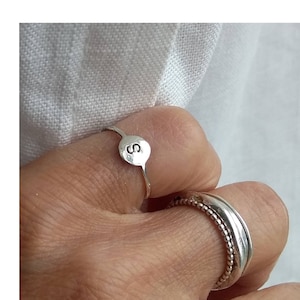 Anillo de plata con sello. Pinky Ring. Anillo Midi. Anillo de plata reciclado. Anillo inicial Anillo de plata fina.