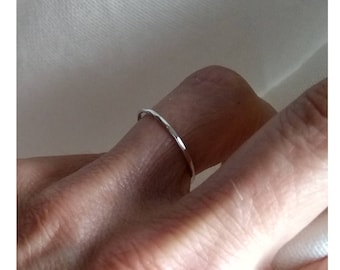 Fijn gerecycled sterling zilveren ring. Stapelring Gerecycled Zilver. Fijne gehamerde ring. Magere zilveren ring stapelen. Midi-ring.