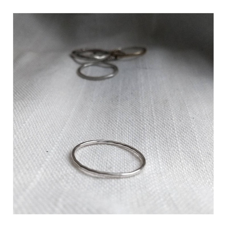 Fijn gerecycled sterling zilveren ring. Stapelring Gerecycled Zilver. Fijne gehamerde ring. Magere zilveren ring stapelen. Midi-ring. afbeelding 4