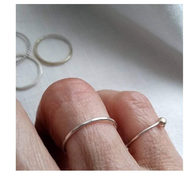 Fijn gerecycled sterling zilveren ring. Stapelring Gerecycled Zilver. Fijne gehamerde ring. Magere zilveren ring stapelen. Midi-ring. afbeelding 6