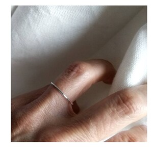 Fijn gerecycled sterling zilveren ring. Stapelring Gerecycled Zilver. Fijne gehamerde ring. Magere zilveren ring stapelen. Midi-ring. afbeelding 2