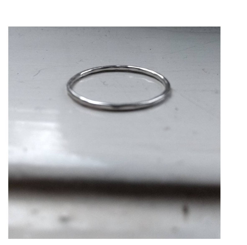 Fijn gerecycled sterling zilveren ring. Stapelring Gerecycled Zilver. Fijne gehamerde ring. Magere zilveren ring stapelen. Midi-ring. afbeelding 3