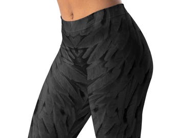 Leggings de mujer con estampado de plumas de cuervo negro y armadura.