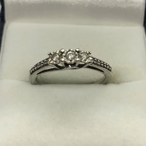 Vintage Sterling Silver Ladies Ring set with DIAMONDS