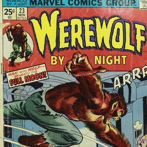 Op de afbeelding: Vintage stripboekcover voor "Werewolf by Night" #23. De cover toont een weerwolf die een groep mensen aanvalt. Het stripboek heeft heldere kleuren en het Marvel Comics Group-logo. Het stripboek is in goede staat.