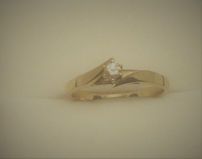 9ct Yellow Gold Ring set with Solitaire Diamond