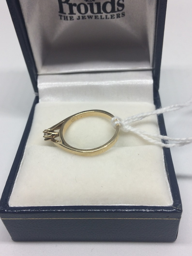 9ct Yellow Gold Ring set with Solitaire Diamond