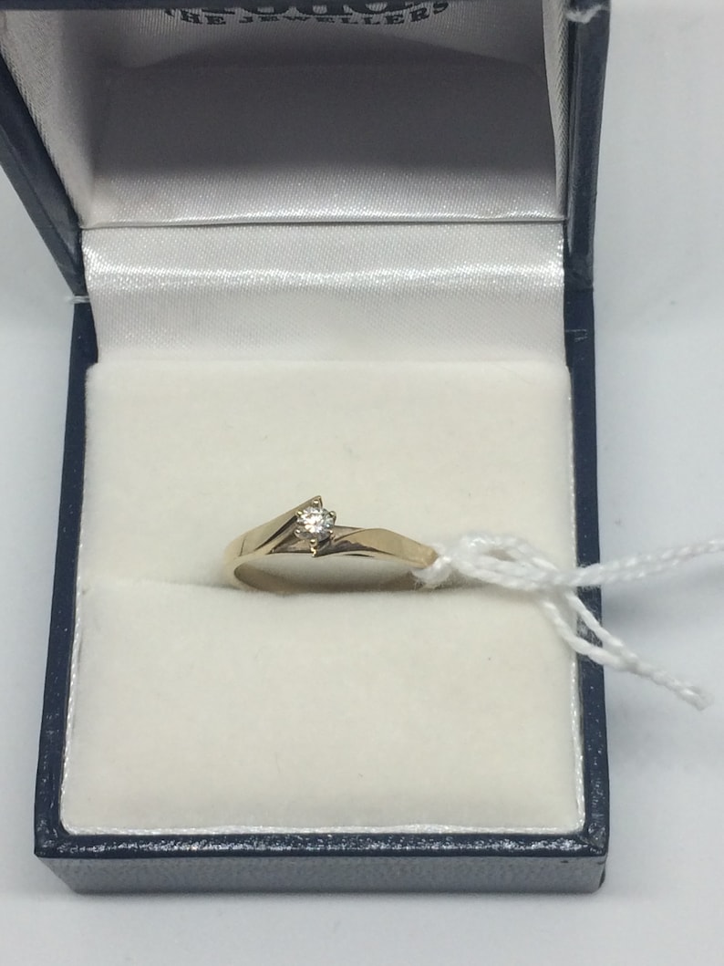 9ct Yellow Gold Ring set with Solitaire Diamond