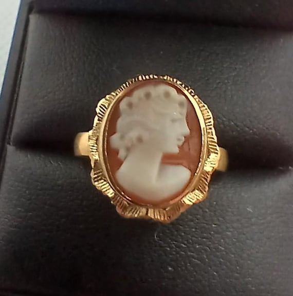 Vintage Hand Carved Cameo Ring - 18ct Solid Gold … - image 1