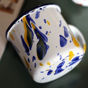 Handgeschilderde mok De heer en mevrouw mok Marmer emaille mok Aquarel mok Moderne mok Espresso cup Marmeren koffiemok Kampvuur mok Wandelen mok Theekop afbeelding 4