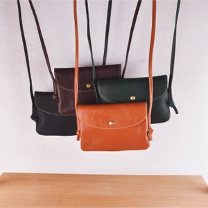 Minimalistische Leder Crossbody Bag | Kleine Umhängetasche | Pflanzliche Ledertasche | Crossbody Handytasche|Handytasche aus echtem Leder