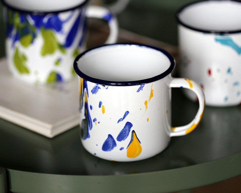 Handgeschilderde mok De heer en mevrouw mok Marmer emaille mok Aquarel mok Moderne mok Espresso cup Marmeren koffiemok Kampvuur mok Wandelen mok Theekop afbeelding 1