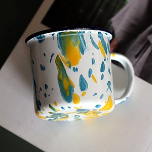 Handgeschilderde mok De heer en mevrouw mok Marmer emaille mok Aquarel mok Moderne mok Espresso cup Marmeren koffiemok Kampvuur mok Wandelen mok Theekop afbeelding 6