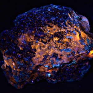 Cristal De Hackmanita Azul Fosforescente Fluorescente De 212 Quiates Con Lazurita Y Pirita De Badakhshan Afganistán imagen 1