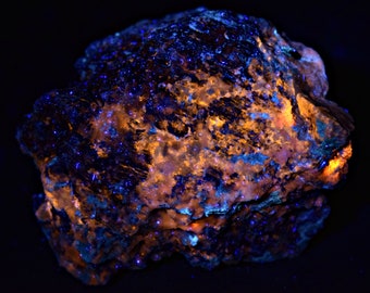 212 karaat fluorescerend fosforescerend blauw hackmanietkristal met lazuriet en pyriet uit Badakhshan Afghanistan