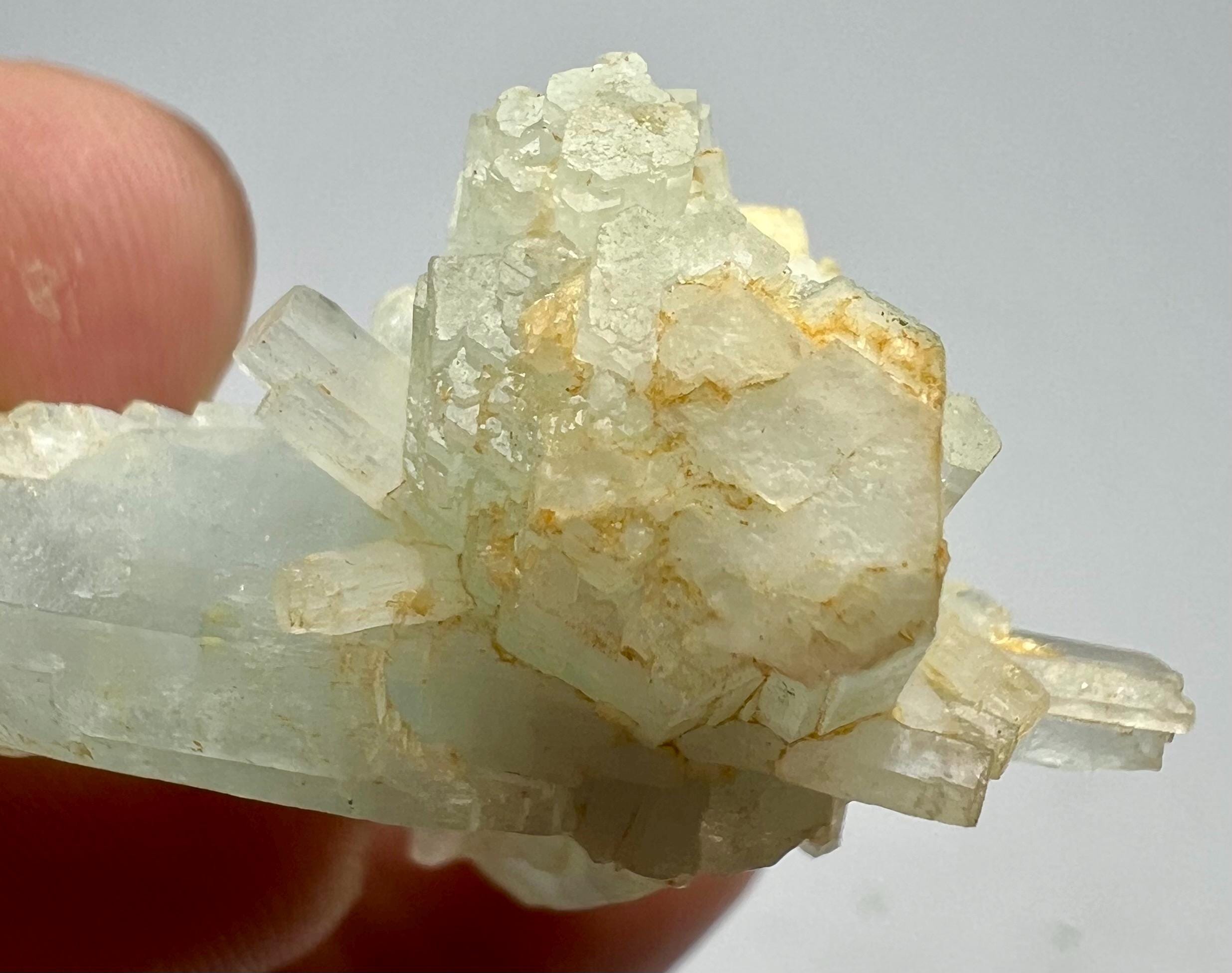 パキスタン、スカルドゥ産、67カラットの先端が尖ったアクアマリン結晶