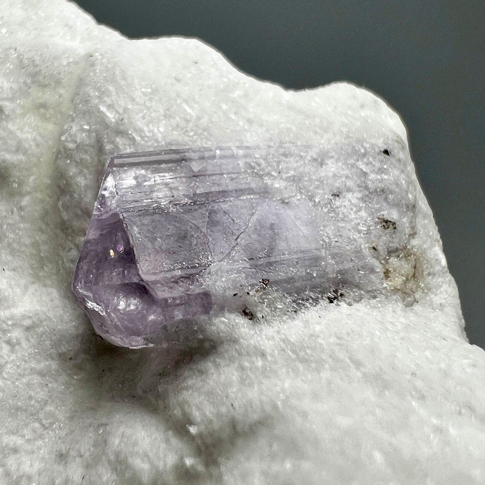 アフガニスタン産、123グラムの蛍光紫スカポライト結晶（母岩