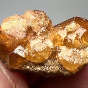 81 karat naturlig hessonit grov granatkristallprov från Pakistan