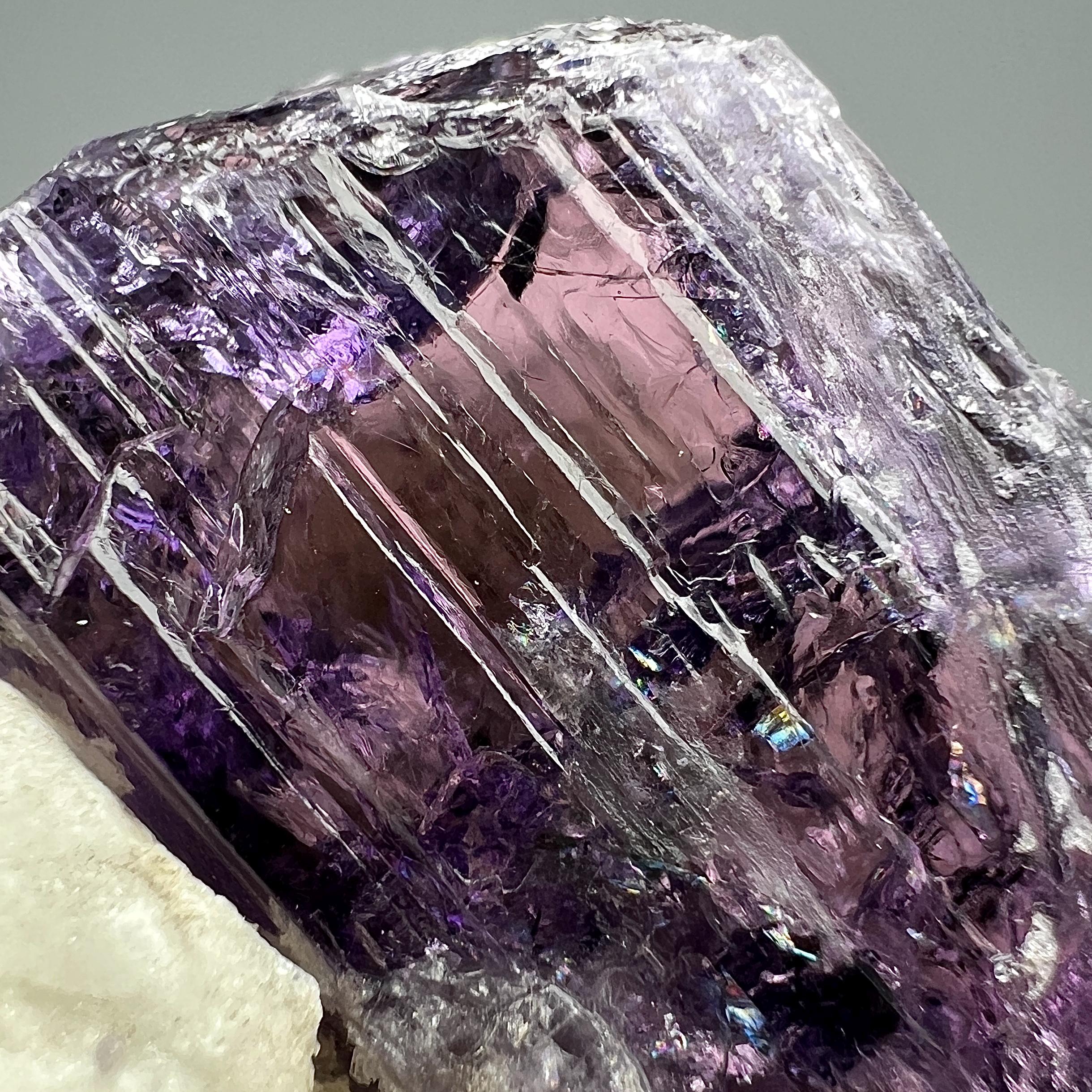 マトリックス上の蛍光紫スカポライト結晶 | アフガニスタン産鉱物標本