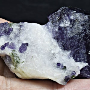 347 karaat Mooie fluorescerende Scapolite Crystal Specimen met diopside uit Badakhshan Afghanistan
