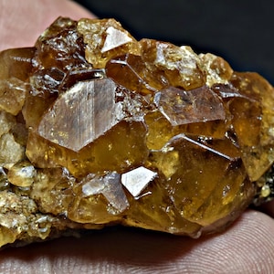 82 karat naturliga grova granatkristaller från Pakistan