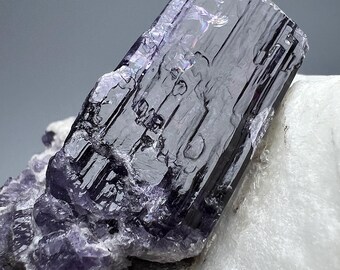 マトリックス上の蛍光紫スカポライト結晶 | アフガニスタン産鉱物標本