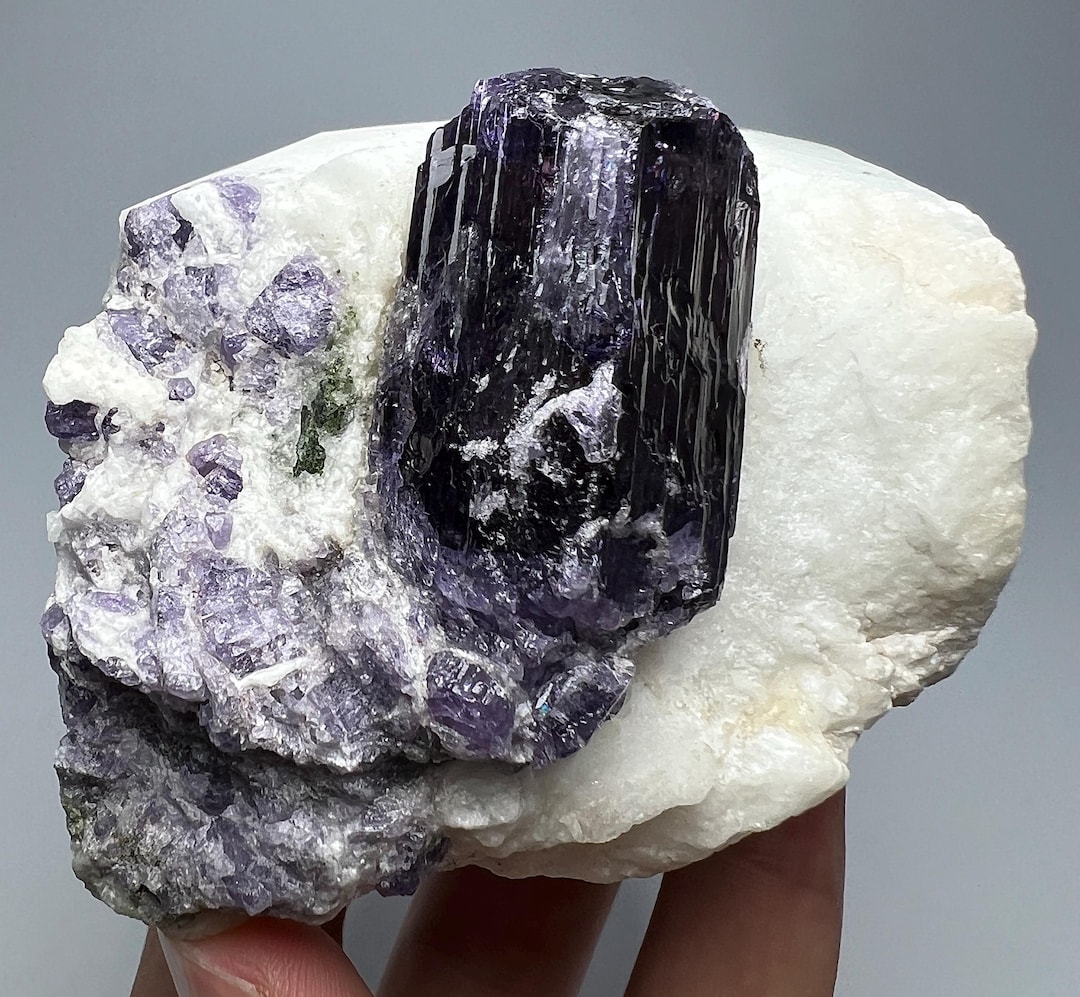 マトリックス上の蛍光紫スカポライト結晶 | アフガニスタン産鉱物標本