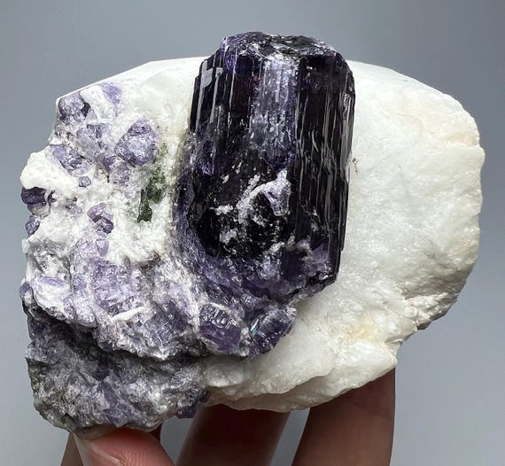 マトリックス上の蛍光紫スカポライト結晶 | アフガニスタン産鉱物標本