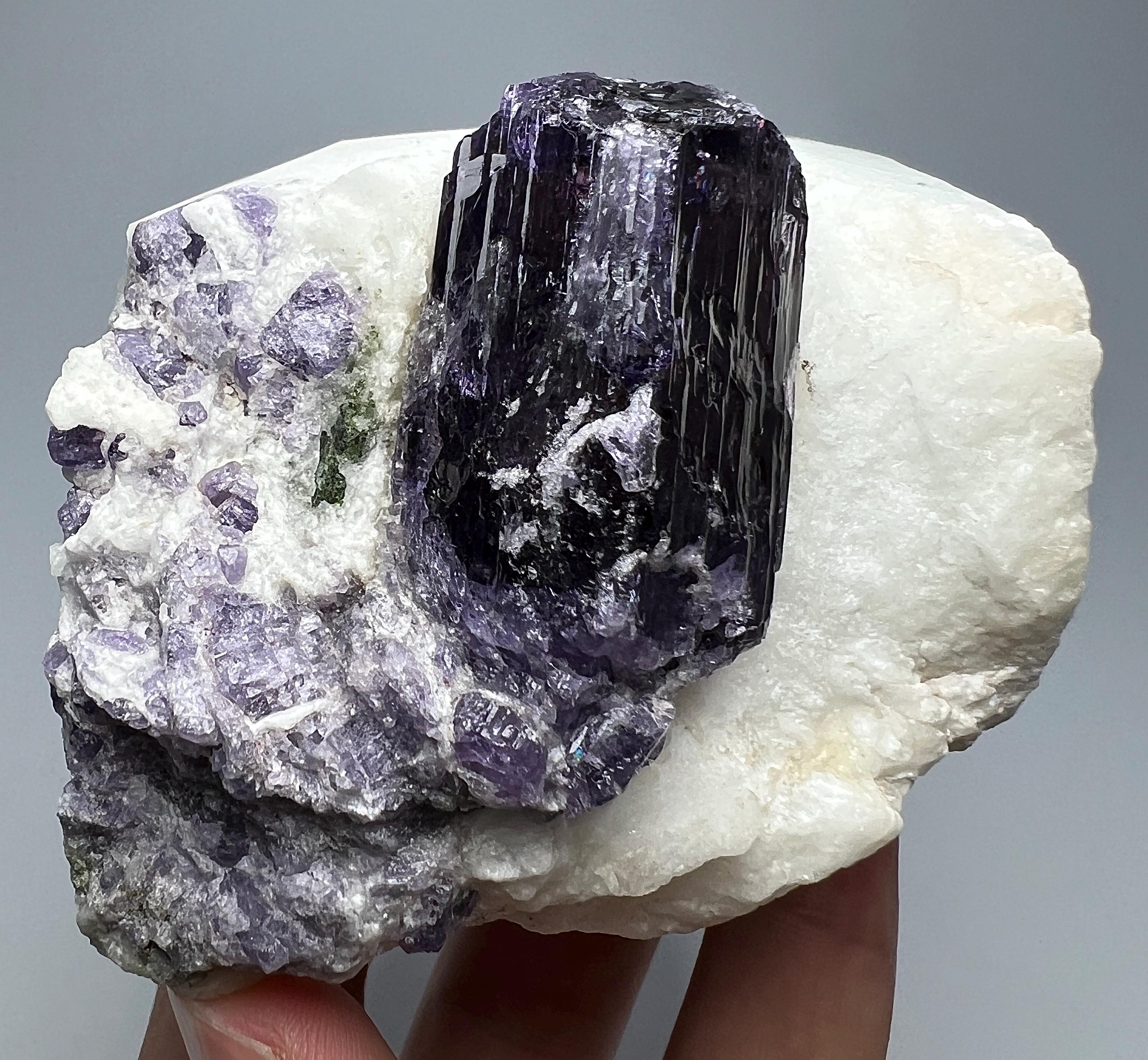 マトリックス上の蛍光紫スカポライト結晶 | アフガニスタン産鉱物標本