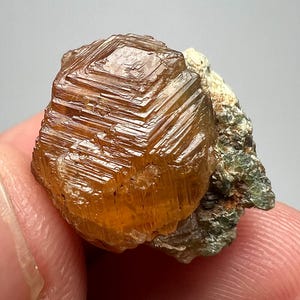 31 karat naturlig grov granatkristall med grön glimmer från Pakistan