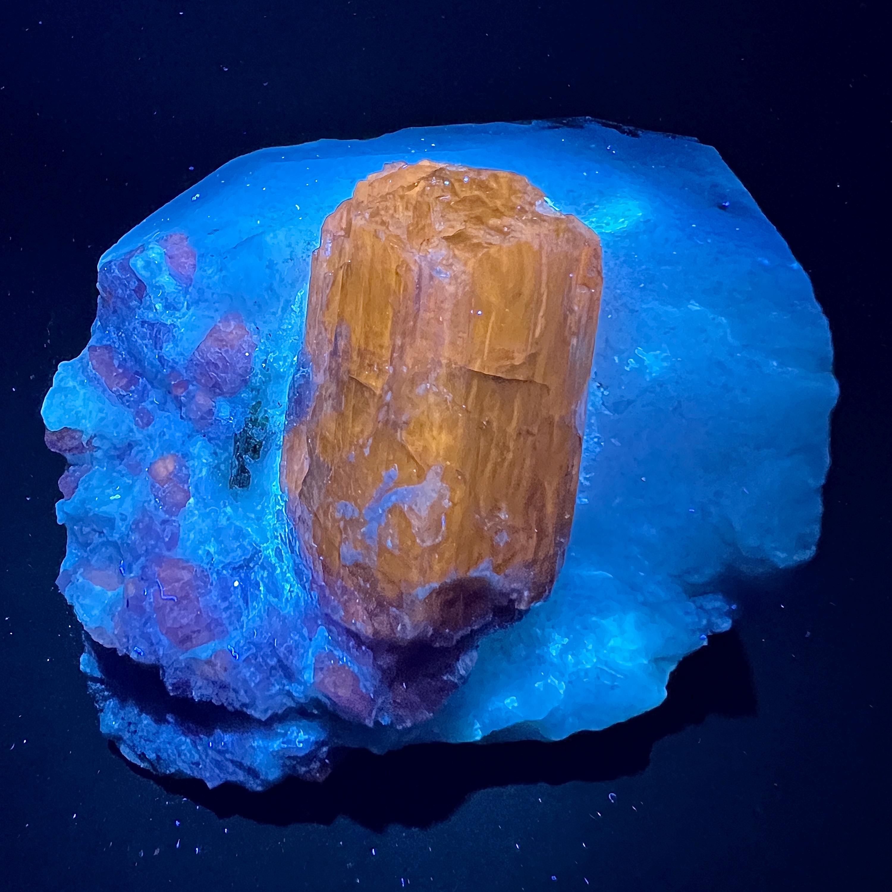 マトリックス上の蛍光紫スカポライト結晶 | アフガニスタン産鉱物標本